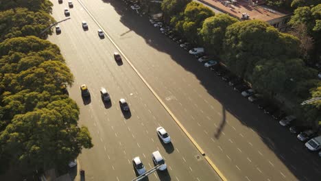 Movimiento-Dinámico-De-Automóviles-En-Carriles-En-Una-Autopista-De-16-Carriles-En-Buenos-Aires,-Argentina