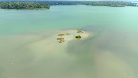 Pequeña-Isla-En-Un-Lago,-Masa-De-Tierra-Dentro-De-Un-Lago