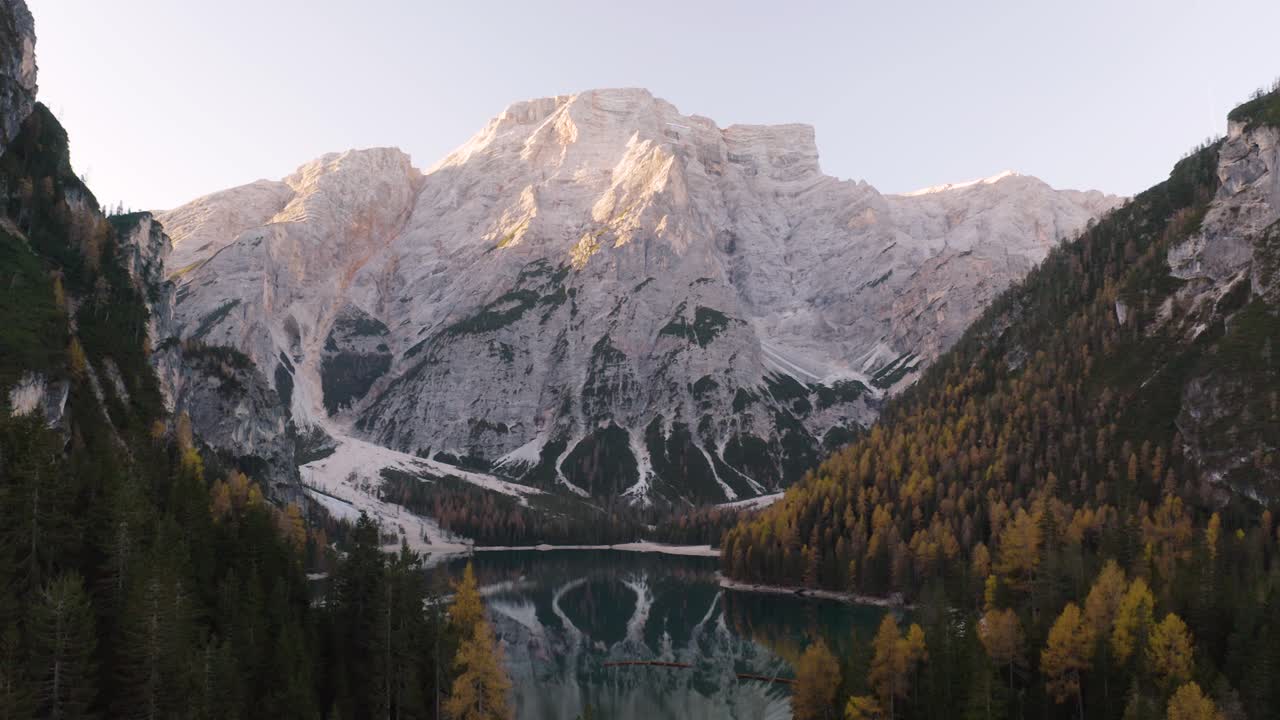 vista aérea fija del famoso lago braies de italia en otoño