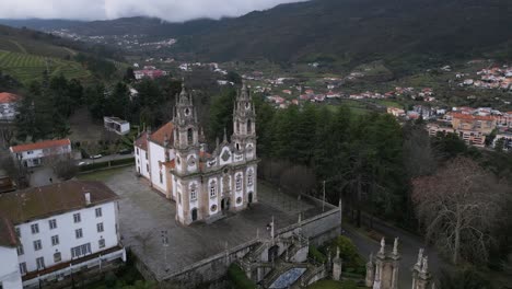 Santuario-De-Nossa-Senhora-Dos-Remedies,-Lamego,-Viseu---Panorámica-Aérea