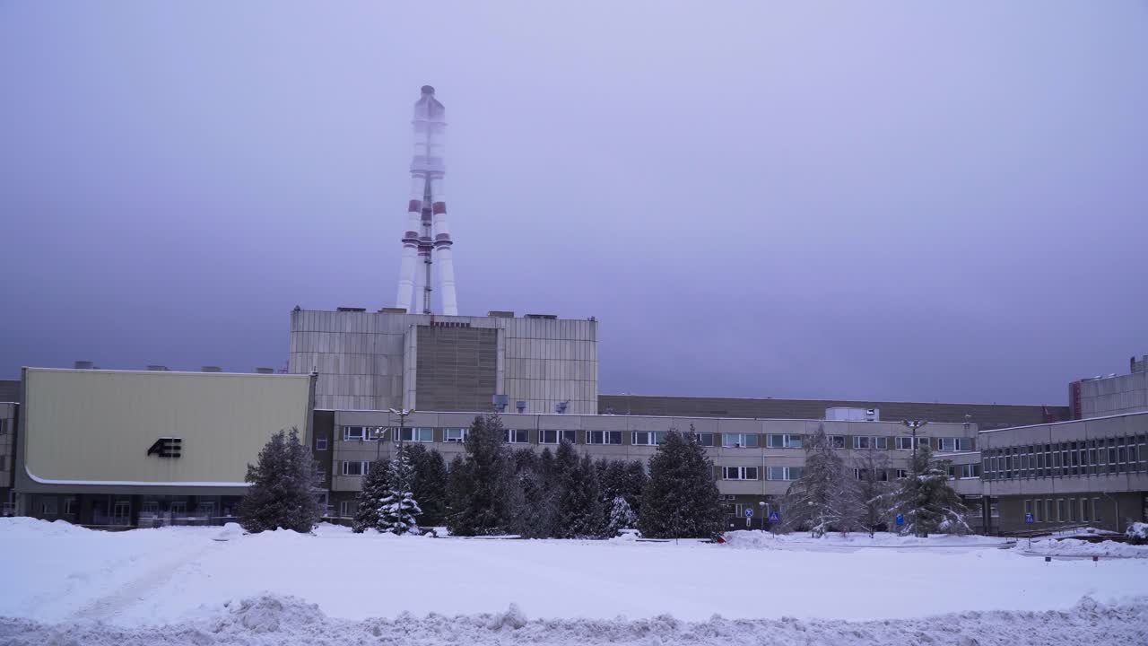 una foto de la central nuclear de ignalina en lituania en un frío invierno nevado