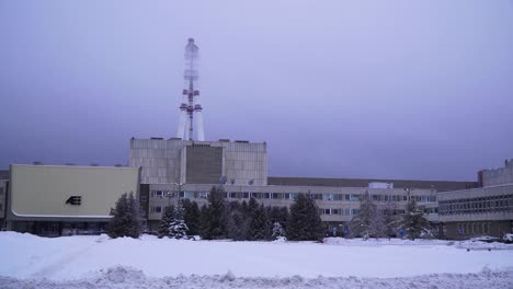 una foto de la central nuclear de ignalina en lituania en un frío invierno nevado