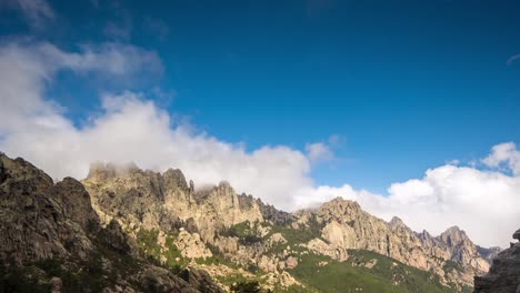 巴維拉峡谷 (bavella canyon) 位於巴維拉