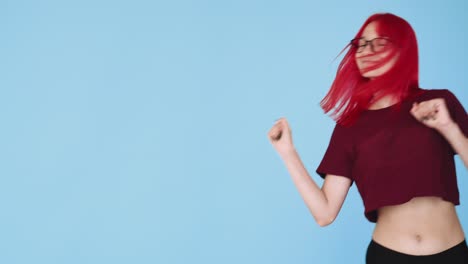 danza funky mujer emocionada oferta de éxito gif bucle