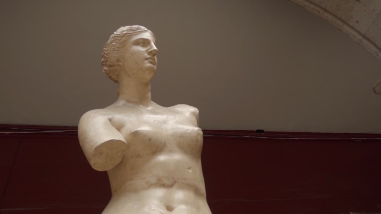 멕시코 시티 의 박물관 내 에 있는 누드 조각품 의 느린  ⁇ 도 촬영