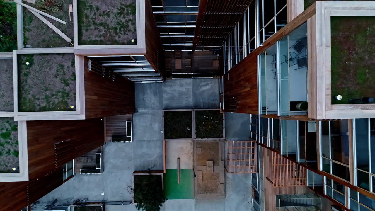 drone ascendiendo en el poroso edificio residencial de 79 y parque en estocolmo, suecia