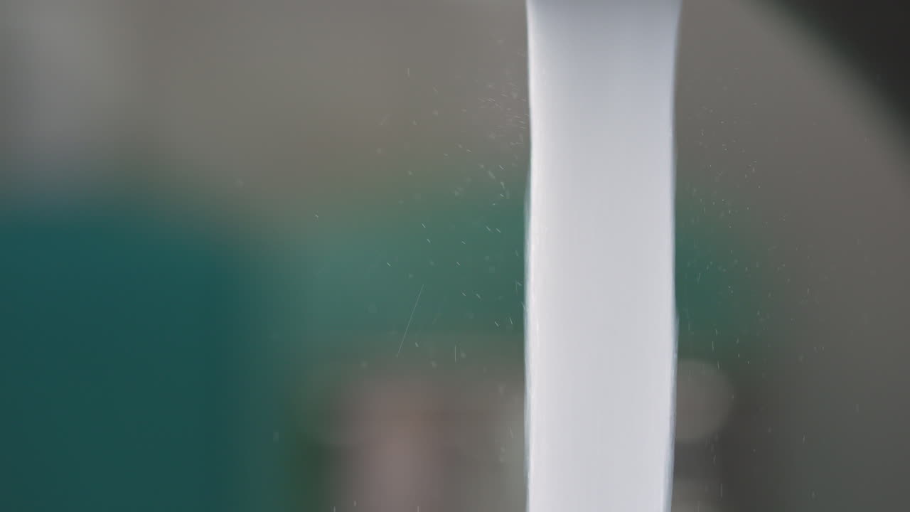 주방 수도꼭지는 최대 전력으로 작동하고 4k 느린 동작으로 촬영됩니다.