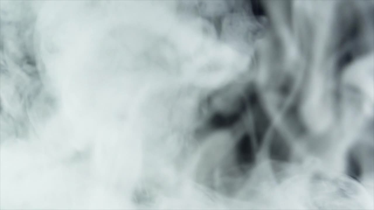Fumo Bianco Denso e Nebbia che si Propagano su Sfondo Nero