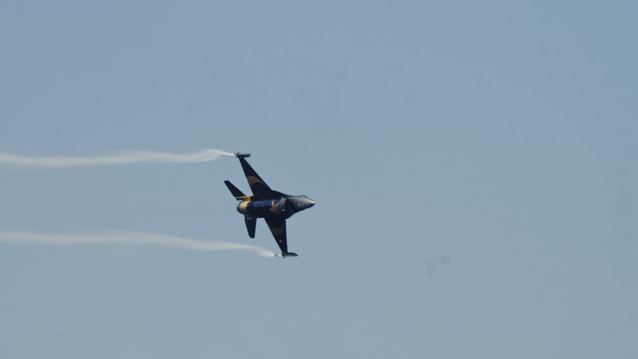 Jet Tempur F-16 Melakukan Manuver Aerobatik di Langit Biru
