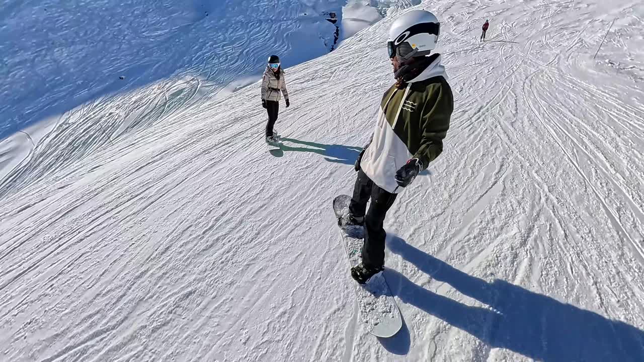 Snowboard su una montagna innevata