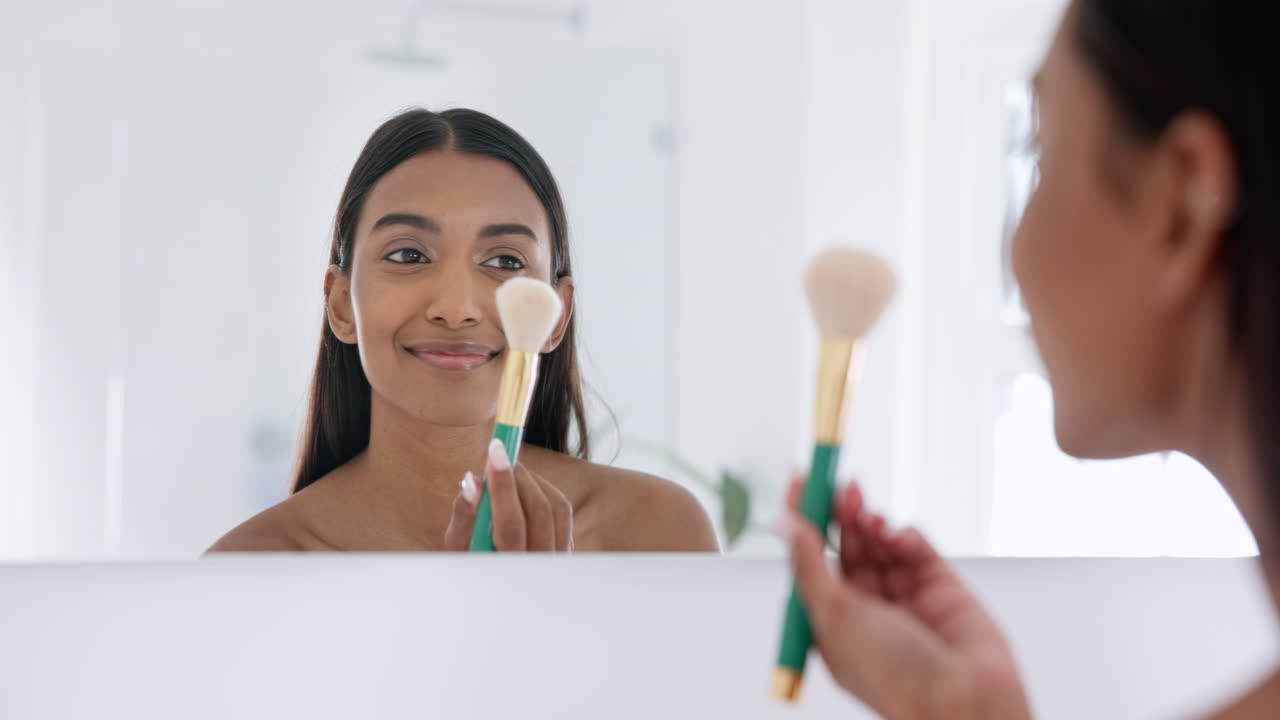 maquillaje, cosméticos y mujer joven en el baño