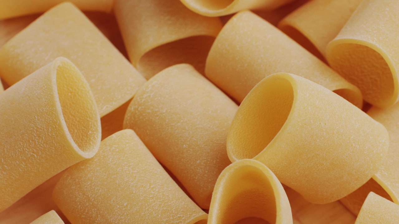 Primo piano di paccheri crudi