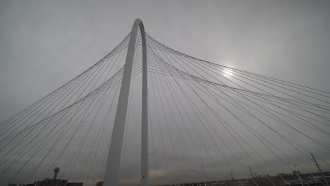 Vista-De-Gran-Angular-Del-Puente-De-La-Colina-De-Caza-Margaret