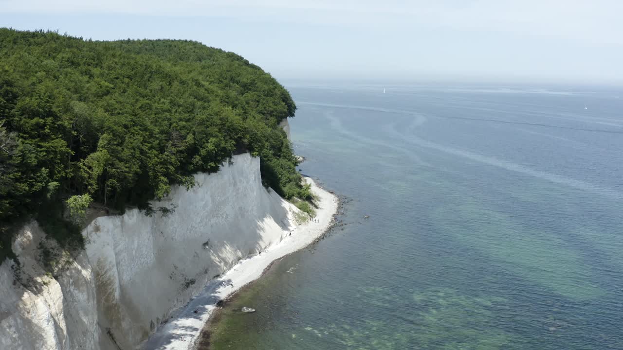 воздушный снимок с беспилотника меловых скал на рюген-рюген в германии в красивом свете с зеленой и голубой морской водой, европа