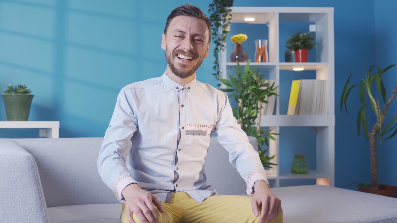 우아하고 세련된 옷을 입은 젊은이가 카메라를 쳐다보고 미소를 짓고 있습니다.