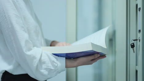 mujer de negocios abriendo y leyendo libros interesantes volviendo páginas