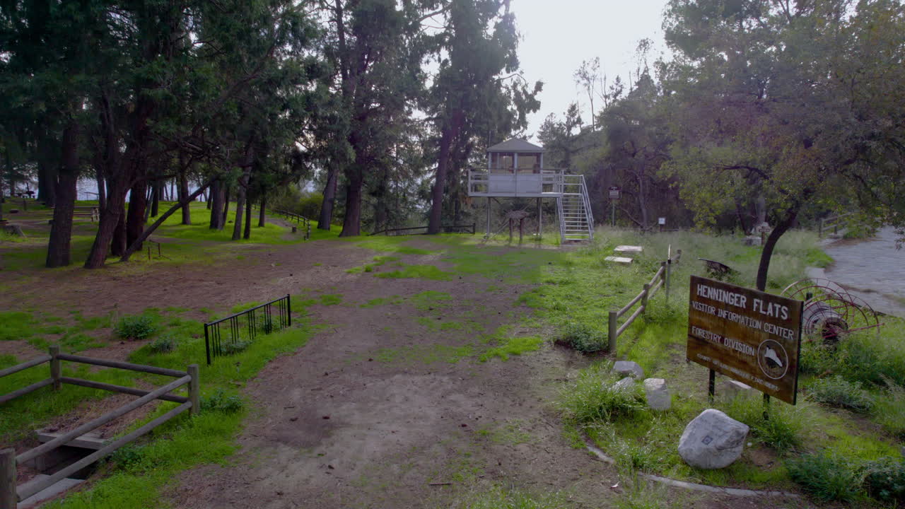 una foto de un dron de una torre de guardabosques en la cima de una montaña