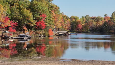 Hermoso-Lago-Que-Se-Revela-En-Colores-Otoñales-De-Ensueño-Durante-La-Temporada-De-Otoño-En-Canadá,-Tiro-Deslizante