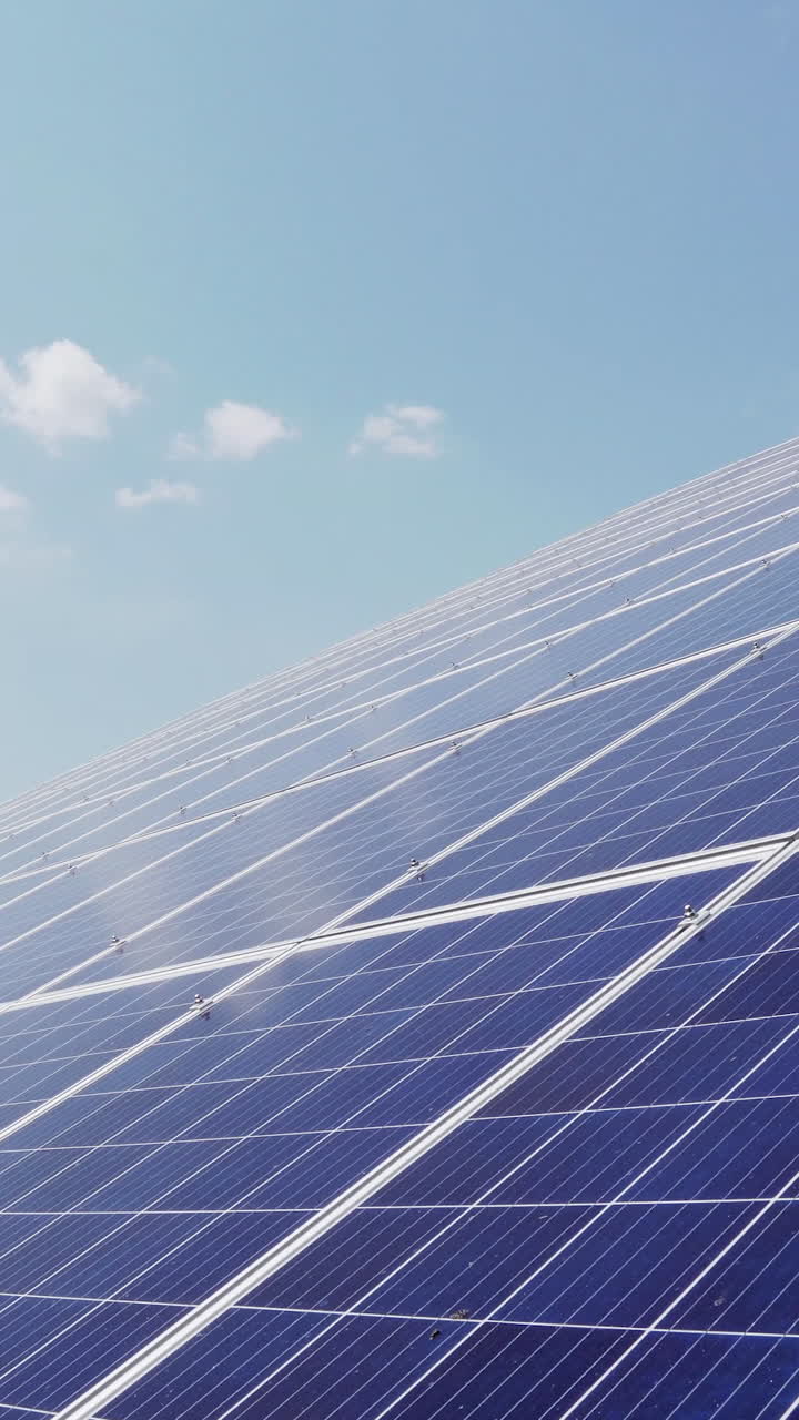 Pannelli solari contro cielo blu e nuvole. Energia alternativa. Video verticale
