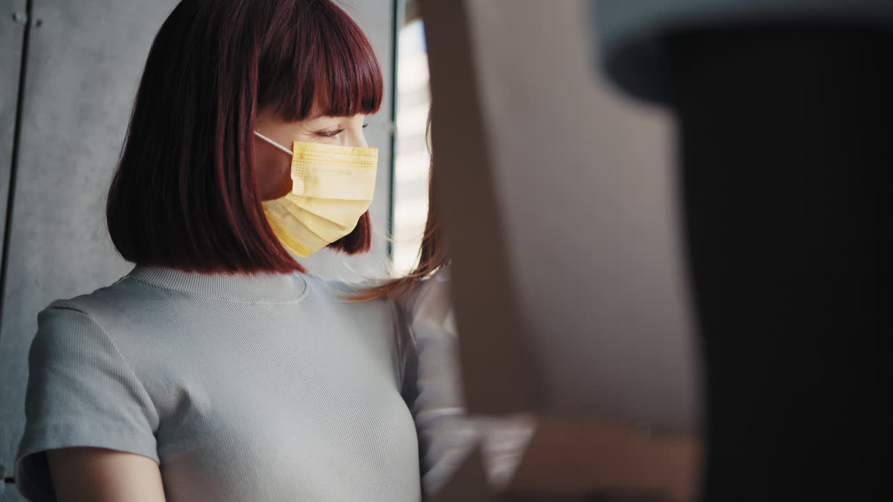 어머니 와 딸 은 마스크 를 착용 하는 동안 상자 를 보고 있다