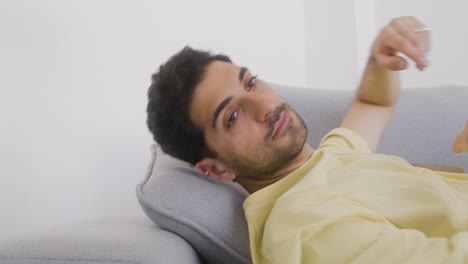 un hombre guapo toma una siesta