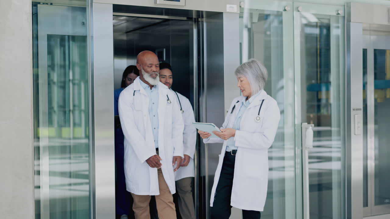 Trabalho em equipe, consultoria e tablet com médicos