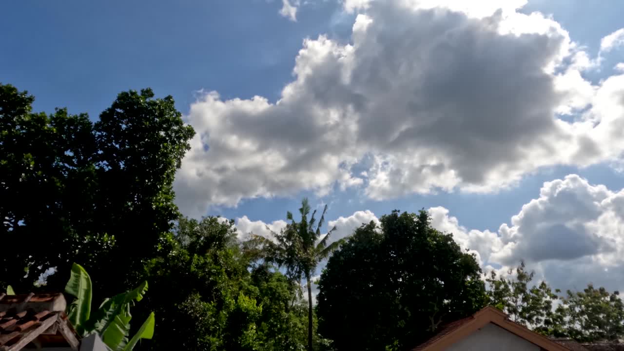 푸른 하늘에서  구름의 움직임의 시간 경과, 날씨가 빛에서 약간 구름으로 변하는 것