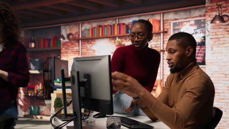 colegas de trabajo en equipo que monitorean los sistemas de una nueva empresa
