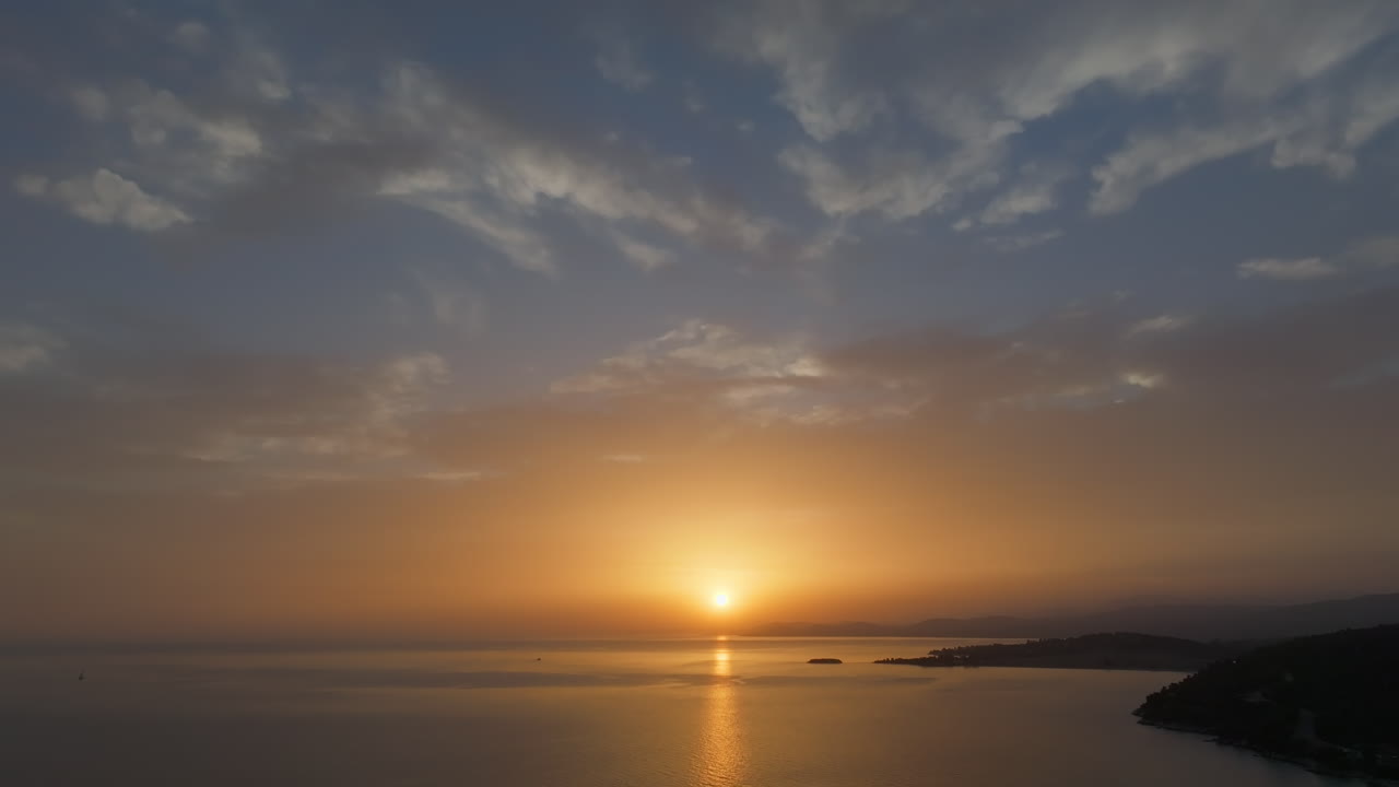 바다 위의 놀라운 일몰