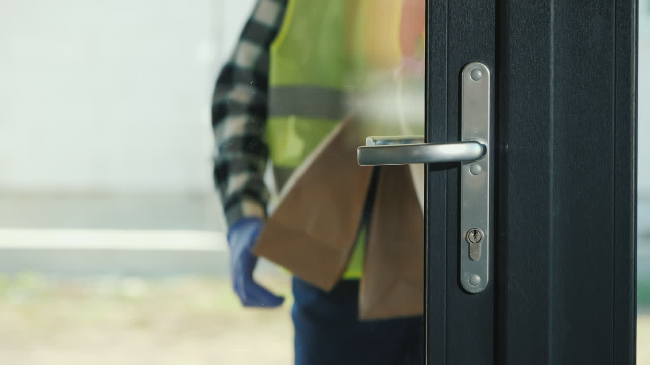 택배는 노인 여성의 집에 음식 가방을 가져 왔습니다.