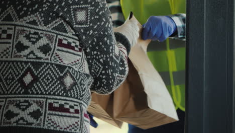 mensajero trajo una bolsa de comida a la casa de una anciana