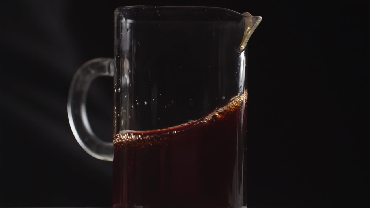 유리 잔 에 커피 를 부어 넣는 것