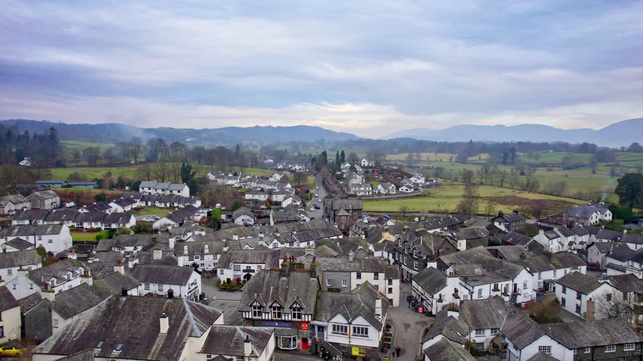drone, imágenes aéreas del pueblo histórico de hawkshead, una ciudad antigua en el distrito de los lagos, cumbria
