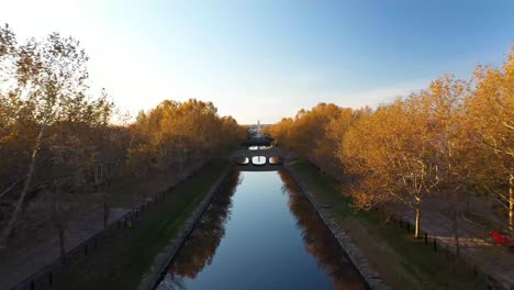 Otoño-árboles-Amarillos-Barrio-Puesta-De-Sol-Lago-Monumento-Drone-Tiro-4k