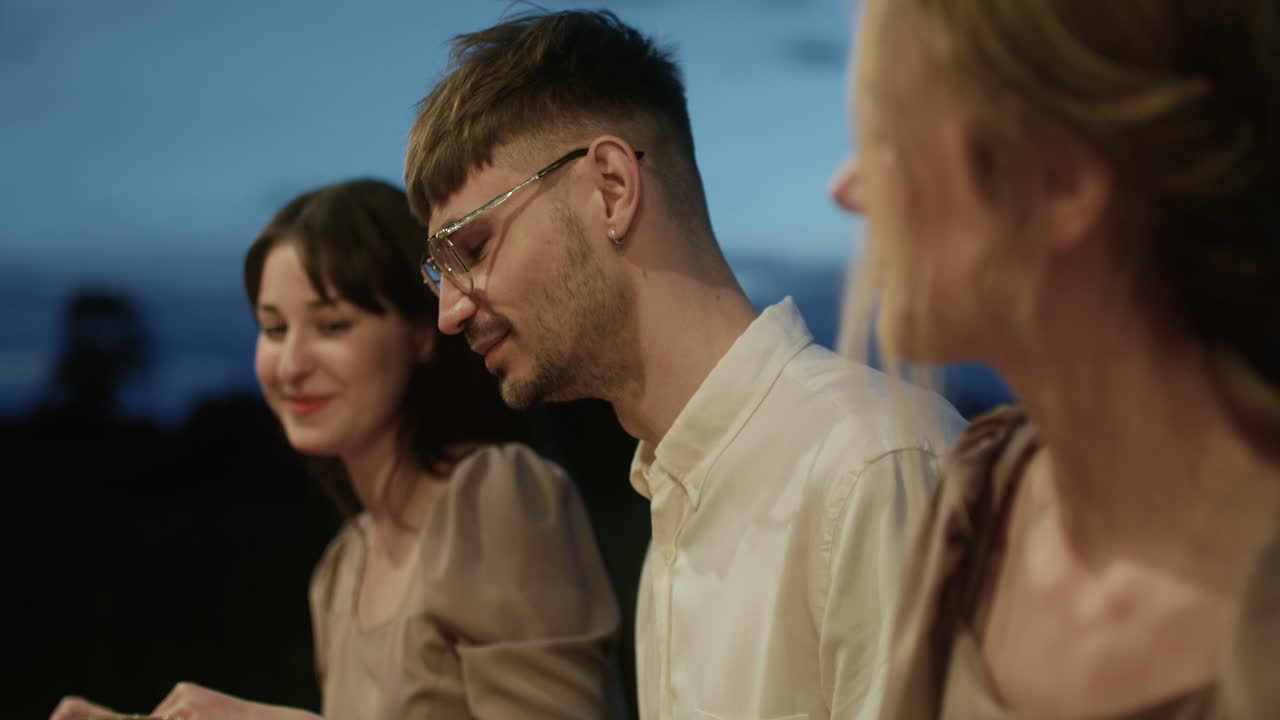 결혼식 파티에 참석한 사람들