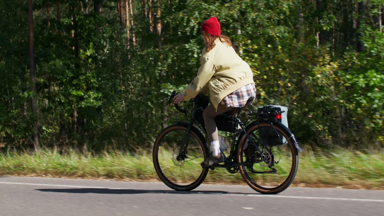 숲에서 자전거를 타는 여자