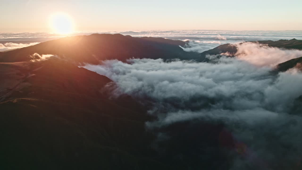 valle lleno de niebla al atardecer, madeira, picos de las montañas rodeados de nubes, aéreo, avión no tripulado