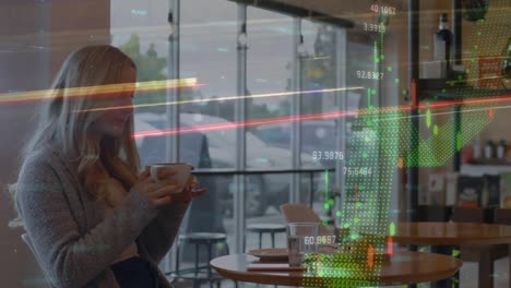 animación del procesamiento de datos sobre una mujer caucásica bebiendo café