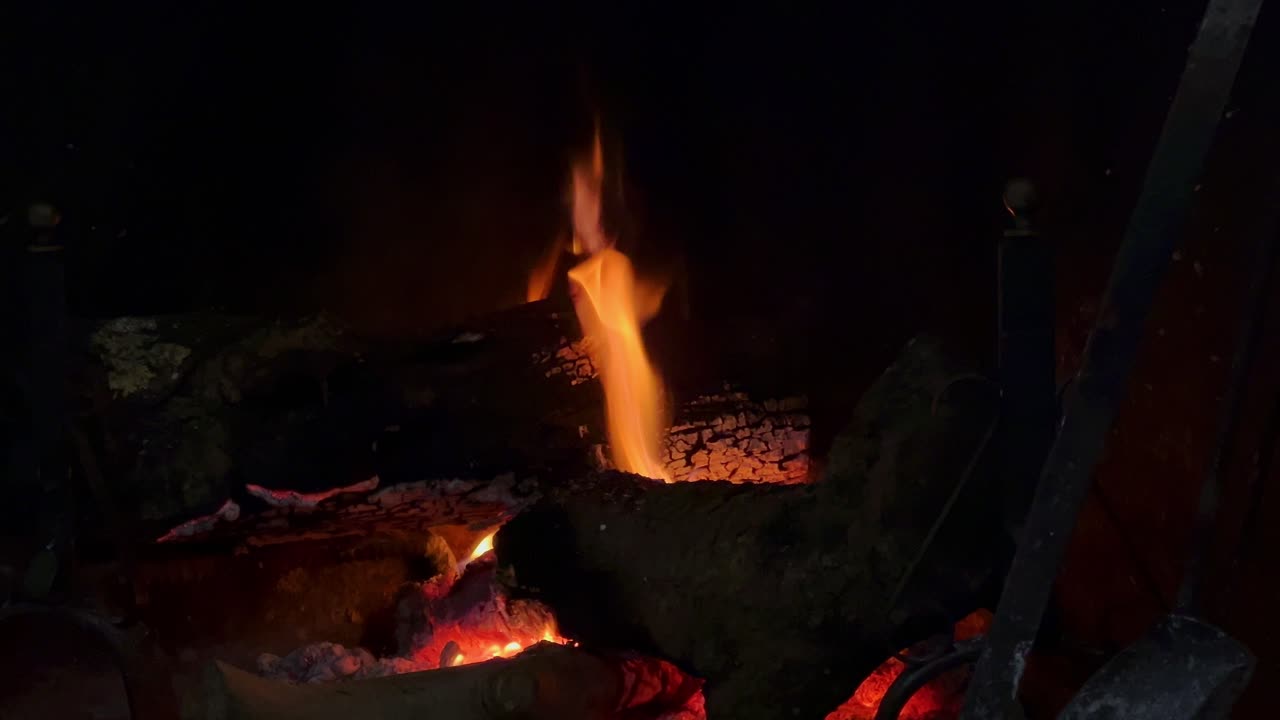 chimenea cálida con fuego ardiendo en el fondo, primer plano