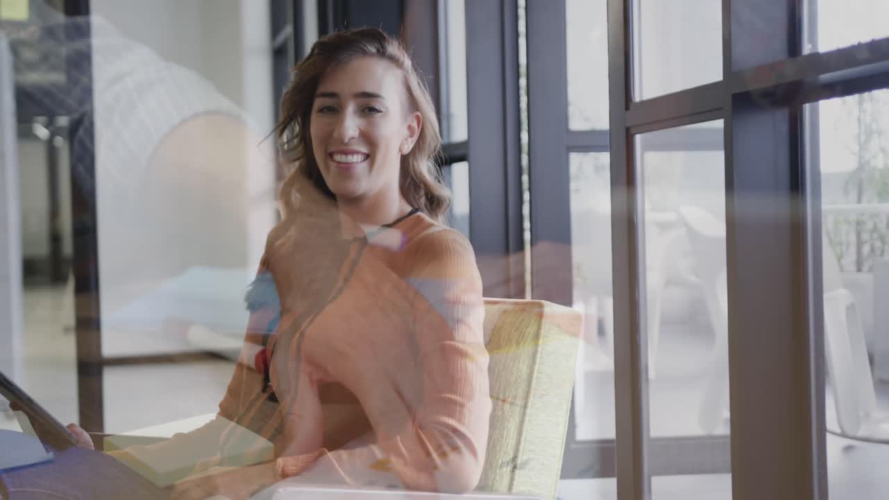 montaje de diversos colegas creativos que trabajan en la oficina, cámara lenta