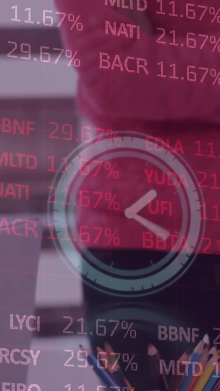 Animazione di un orologio e elaborazione di dati finanziari su persone d'affari che applaudono durante una riunione.