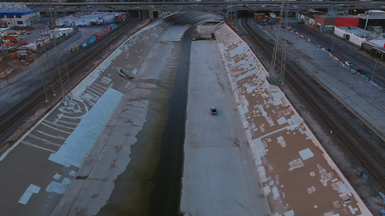 coche conduciendo a través del canal del río los ángeles