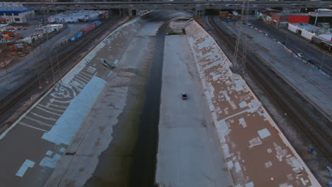 Auto-Fährt-Durch-Den-Los-Angeles-River-Canal