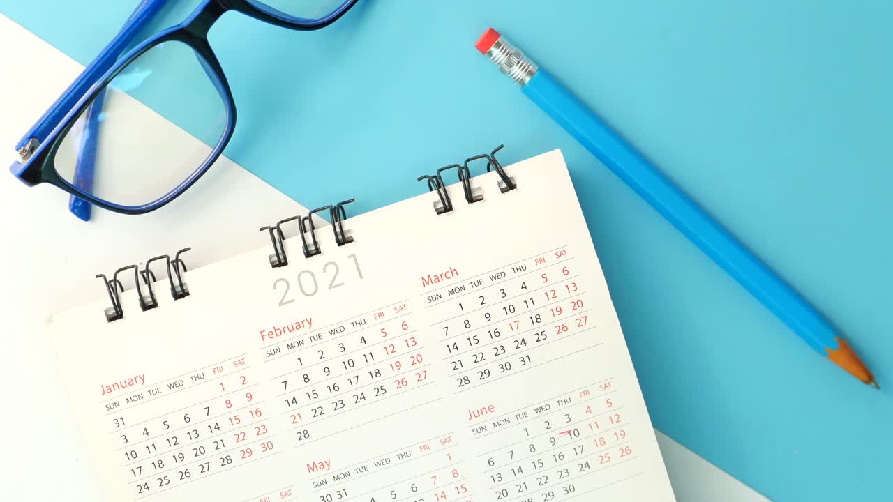 calendario 2021 con lápiz y gafas