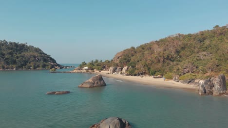 Rocks-and-sea-of-Palolem-Beach