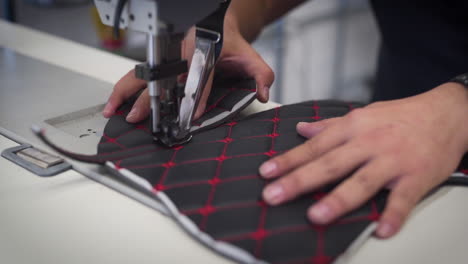 hombre operando una máquina de coser en una fábrica