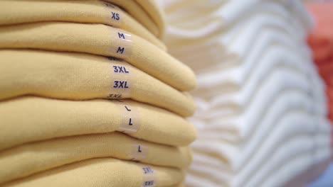 camisas plegadas amarillas y blancas