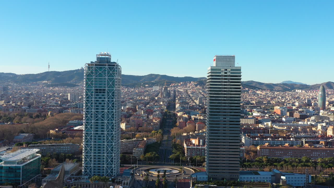 두 개의 타워와 스페인의 사그라다 파밀리아 교회 사이의 공중 촬영