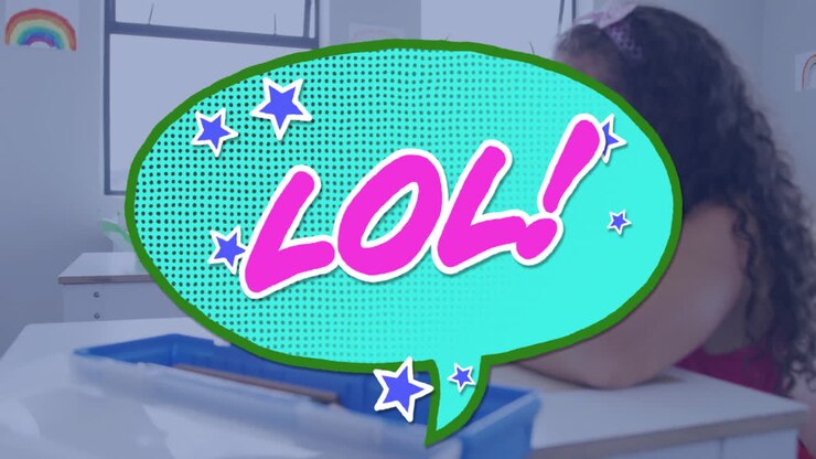A scuola, animazione di una nuvoletta con "LOL!" sopra una persona seduta alla scrivania
