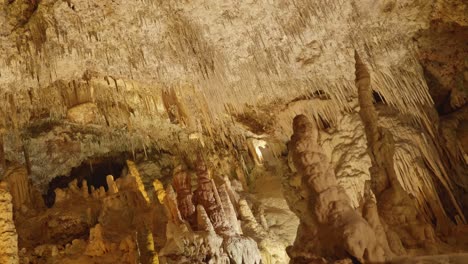 In-Einer-Grotte,-Der-Standpunkt-Eines-Höhlenforschers